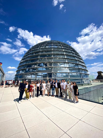 Gruppenfoto der Jurastudierenden bei der Studienreise vor der Reichstagskuppel in Berlin.