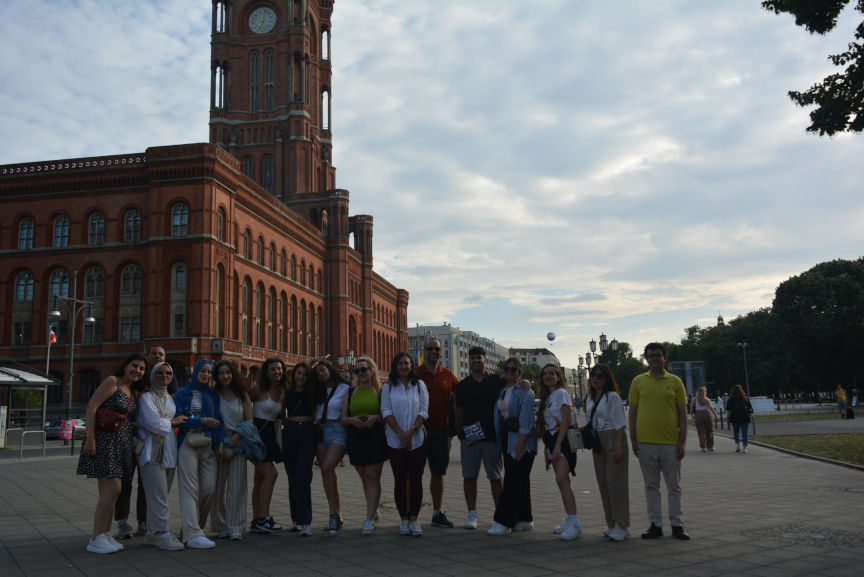Gruppenfoto der Jurastudierenden bei der Studienreise vor dem Roten Rathaus in Berlin.