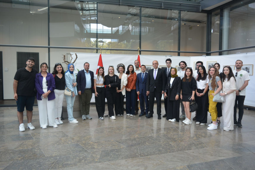 Gruppenfoto der Jurastudierenden bei der Studienreise in der Türkischen Botschaft in Berlin.