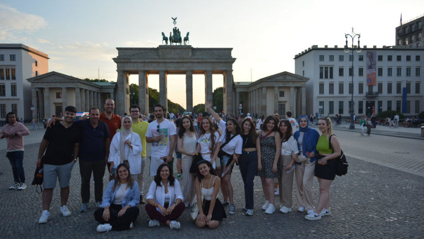 Gruppenfoto der Jurastudierenden bei der Studienreise vor dem Brandenburger Tor.