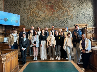 Gruppenfoto der Jurastudierenden bei der Studienreise im Landgericht in Bremen.