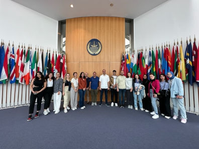 Gruppenfoto der Jurastudierenden bei der Studienreise im Bundesgerichtshof in Leipzig.